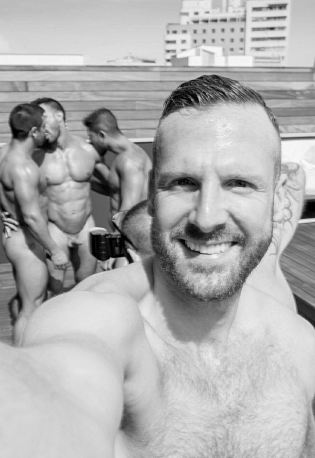 fuckyeahdudeskissing:  (The kiss is in the background!) Fuck Yeah Dudes Kissing A