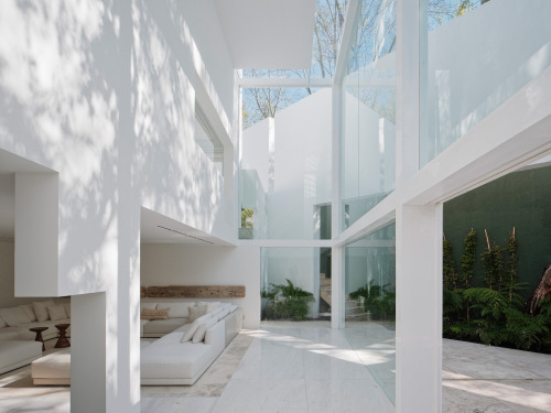 stylish-homes:Spacious and minimalist open air living space next to the garden in Bosques de las Lom