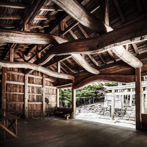 Hakusan Gongen. Interior of ancient Shinto temple, Japan Curved natural timbers. Photography by &nbs