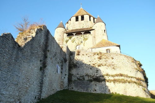 Tour de César (Provins, France).The castle has a square keep that is circular on top, an octagonalse