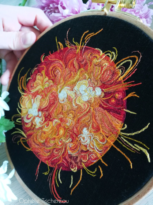 “The Sun”Hand embroidery.DMC embroidery threads on linen.16,5 cm in diameter.https://www.etsy.com/fr