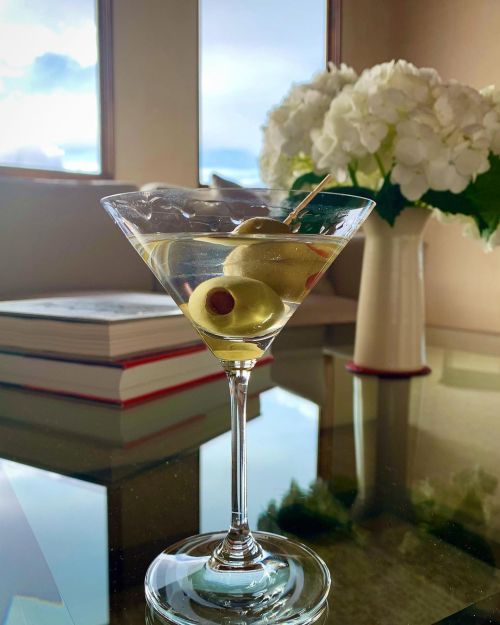 Martini time as we await the evening snow rolling in. Cheers! #martini #gin #tanqueray #santafe #new