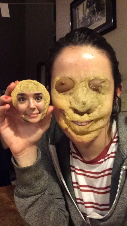 cutetaurusgirl: I FOUND THIS COOKIE THAT KINDA LOOKS LIKE A FACE AND I WAS LIKE “LEMME TRY A F