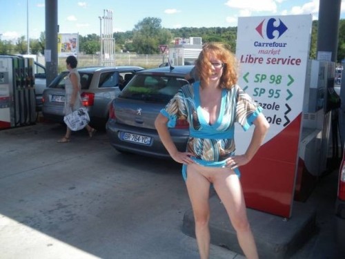exhibicionists:carelessinpublic:In a short dress and showing her pussy in a gas station♡