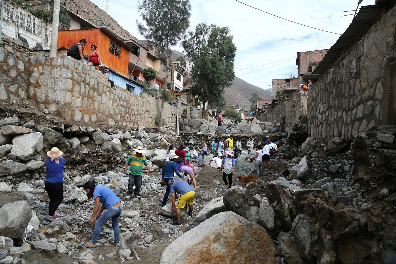 Desastre en Perú: Decenas de muertos, inundaciones, avalanchas de barro y piedras causadas por la temporada de lluvias. El fenómeno climático ya afectó a más de 546.000 personas y destruyó 6.500 viviendas, 27 escuelas y un centro de salud. No hay...