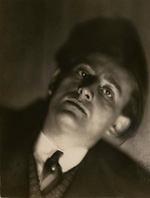 chagalov:
“André Malraux, Paris, ca 1930 -by Germaine Krull [+]
“ Il n'y a rien de plus prenant chez un homme que l'union de la force et de la faiblesse.
– André Malraux, in La Condition humaine
”
from bergé
”