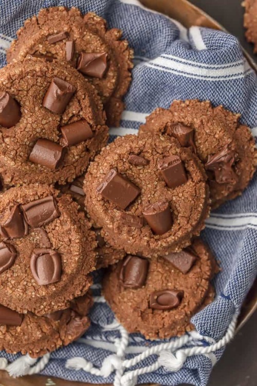 foodffs:FLUFFY DOUBLE CHOCOLATE SUGAR COOKIESFollow for recipesGet your FoodFfs stuff here