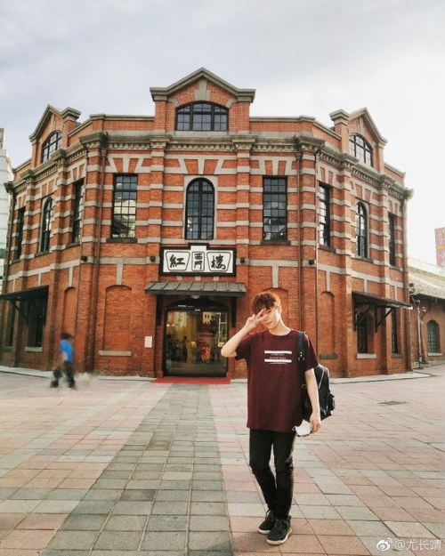 officialninepercent: You Zhangjing - 180704 Official Weibo Update [trans] Tourist Photos✌️  cr.