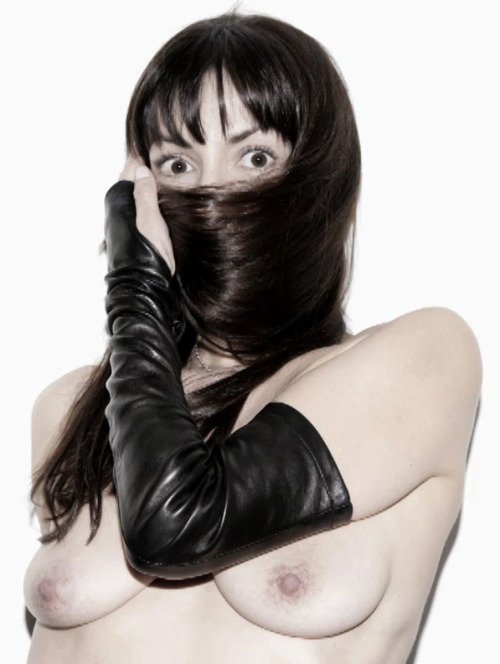 lalimbabes:  Agnes Michaux nue et deluree devoile ses seins lourds mais masque ses levres pulpeuses - Photo 007