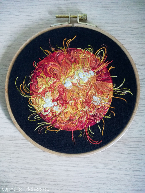 “The Sun”Hand embroidery.DMC embroidery threads on linen.16,5 cm in diameter.https://www.etsy.com/fr