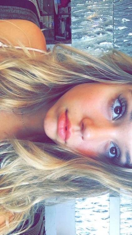 admiring-beauties:  👄👄👄  Twitter.com/alexisreng