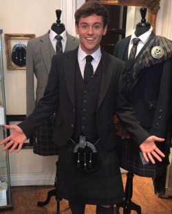 mrtomdaley:Tom looking adorable in his kilt