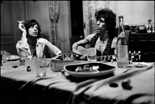 dominique tarle’s photos of the rolling stones in villa nellcote, probably in 1971