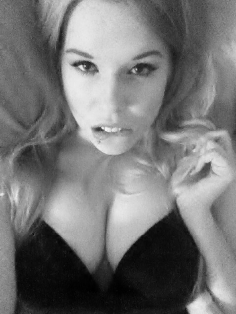 panties0n:   dee-roo submitted: Feeling seductive ;)  Looking great i love the lip