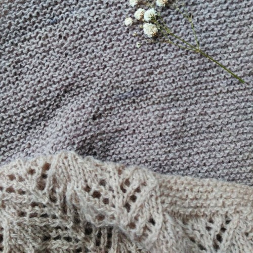 Can you spot a few inky purple stitches, slightly darker than the rest of the garter stitches? I so 