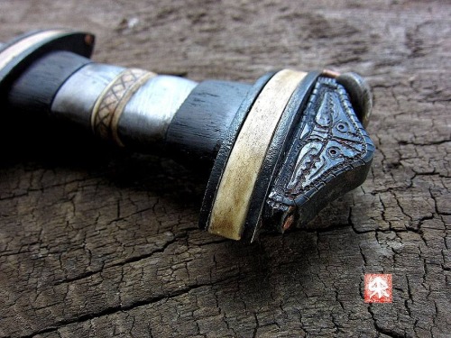 fyeahswords: Migration Era Ring-Sword by Big Rock Forge 33 inches OAL 28 inch blade 2 pounds 4 oz POB 7” from the guard 5 bar composite blade: 15n20, 1084, wrought iron, W1, 1095 edge Iron, black oak (diver salvaged), moose, Seycham meteorite 