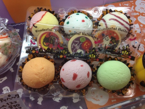 arielinkawaiiland:  Cute Halloween decorations around Baskin Robbins! Mmm Spooky Cookie!