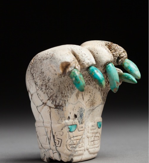 amare-habeo: Jaguar paw, sharp claws encrusted with turquoises. Feline divinities sculpture.  P