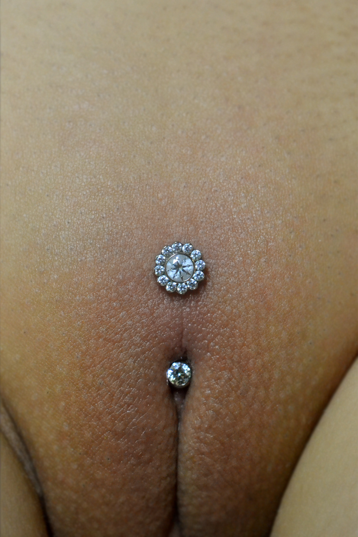 empirebodypiercing:  Efix a fait ce Christina 14ga avec un L-Bar en titane de chez