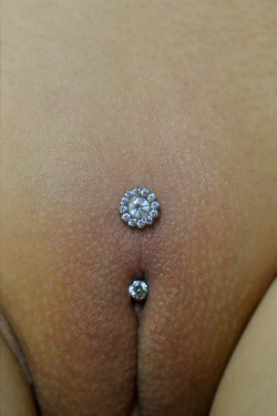 empirebodypiercing:  Efix a fait ce Christina 14ga avec un L-Bar en titane de chez Anatometal avec une fleur Odyssey en cristaux de Swarovskis avec une Geostar au centre fait par Industrial Strength