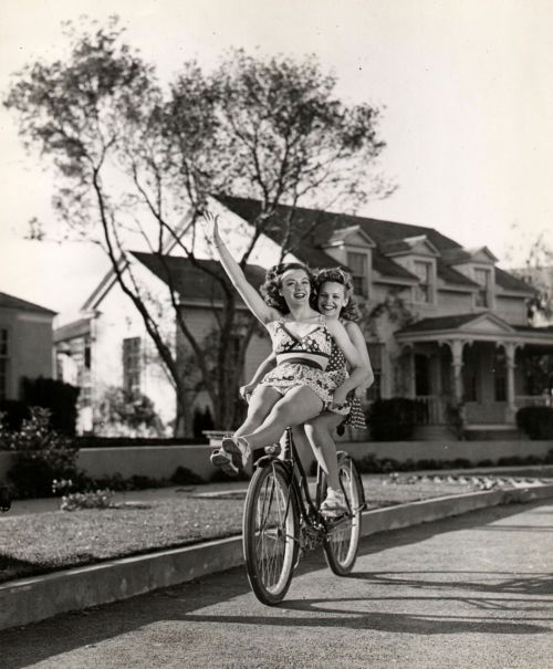 classicvintagecycling: Leslie Brooks and Neila Hart, 1943.