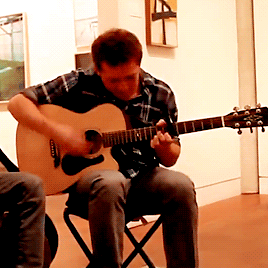politelyintheknow:ethan slater + guitar