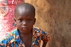poussieresdempires:  Magnifique petit garçon dans un village près de Ouidah, Bénin