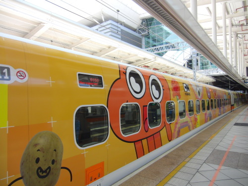 nancyhsu1990:  Taiwan High Speed Rail turned the latest train into the world’s first Cartoon Network theme train.  Had a great time riding it, though somehow it seems that parents are more excited then the kids… 