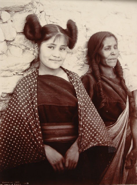 mijajaja:  paalangpu-sihu:  sipala:  Hopi woman and girl, 1901  this is one of my