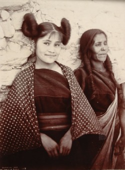 mijajaja:  paalangpu-sihu:  sipala:  Hopi woman and girl, 1901  this is one of my favorite pictures ever   &lt;3 