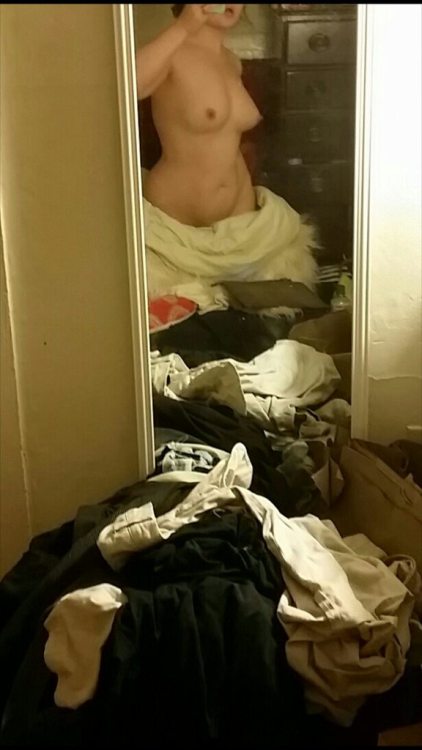 Sex myhotsluts:  Curvy and Nude Because- Laundry pictures