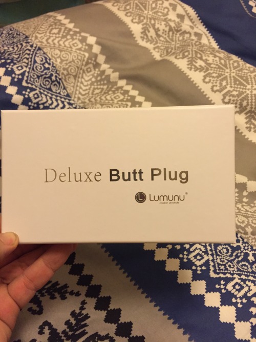 prostatereviews:  Lumunu Deluxe Butt Plug unboxing. It is significantly larger than the Aneros MGX Classic (depicted). The bag is nice, the included lube is okay. It just has one significant issue (based on one experience) - it does not want to say in