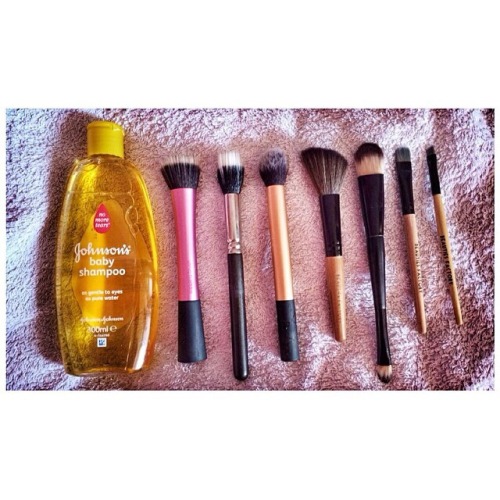 ** BEAUTY TIP ** A Cheap & Easy Way To Clean Ur Makeup Brushes As Makeup Brush Cleaner Can Be Expensive! Clean Brushes = Clean Skin. Reducing Any Bacterial Transfer Which Can Result In Breakouts!
YOU WILL NEED: Baby Shampoo, 70% Rubbing Alcohol &...