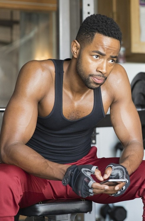 bromancebooty:  Jay Ellis w. the cakes