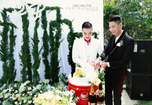 This Vietnamese gay couple celebrated their 7 years of love with a wedding ceremony. Congrats! Vương