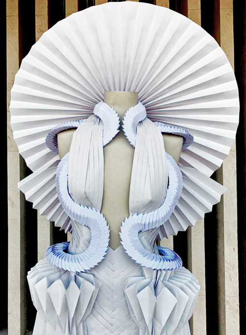 Custom paper sculptural garment for VOGUE & Samsung for a private Art Basel event by Tara Keens-Douglas
#paperart #paperfashion #paperlicious #foldingpaper #folds #pleatsandfolds #pleats #vogue #samsungfold