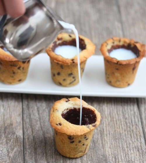 foodffs:  Milk and Cookie Shots (Homemade version of Dominique Ansel’s)  Really nice recipes. Every hour.     