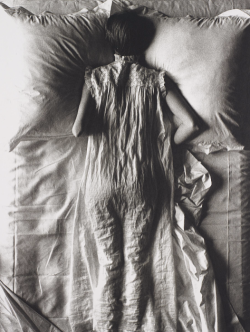 reekloose:Irving Penn, Girl In Bed (Jean Patchett) 1949