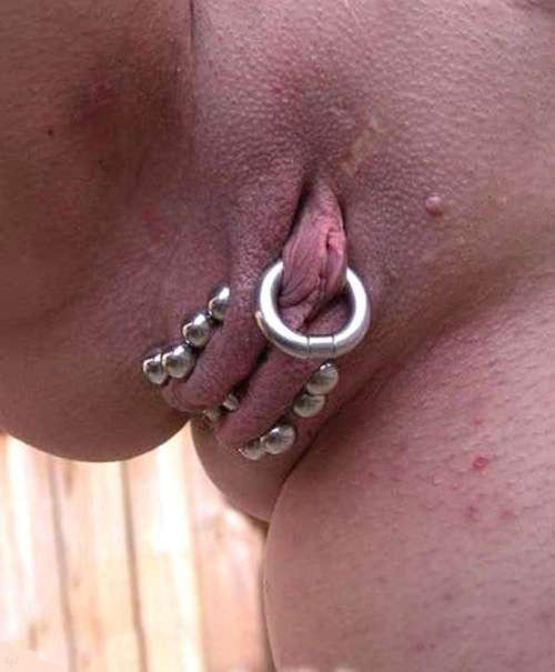 http://women-with-huge-labia-rings.tumblr.com/post/70590608236
