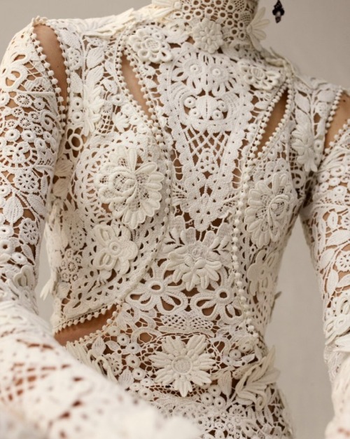 blackandroses:  Alexander McQueen Pre-Fall 2018. Close up: Irish crochet lace features three-dimensi