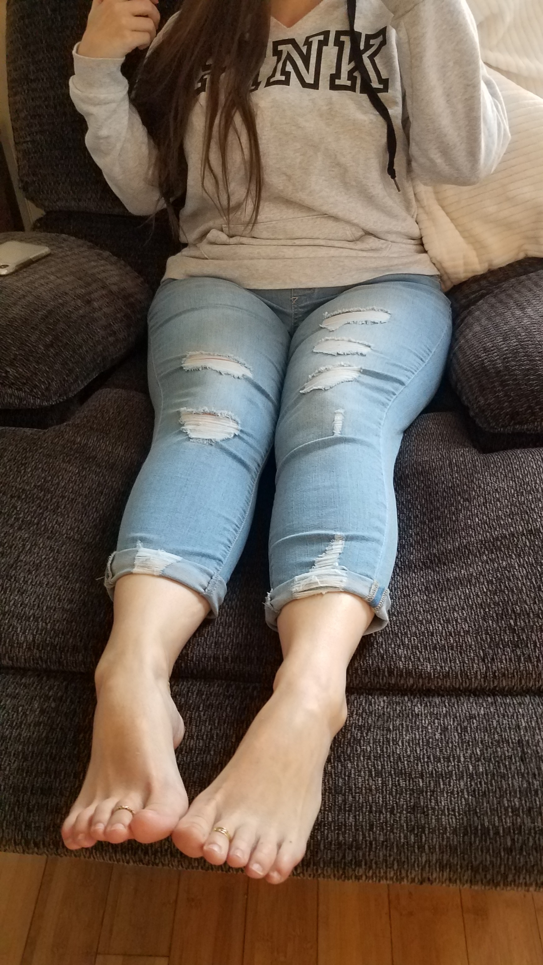 myprettywifesfeet:Looking very cute today barefoot in her jeans.please comment 
