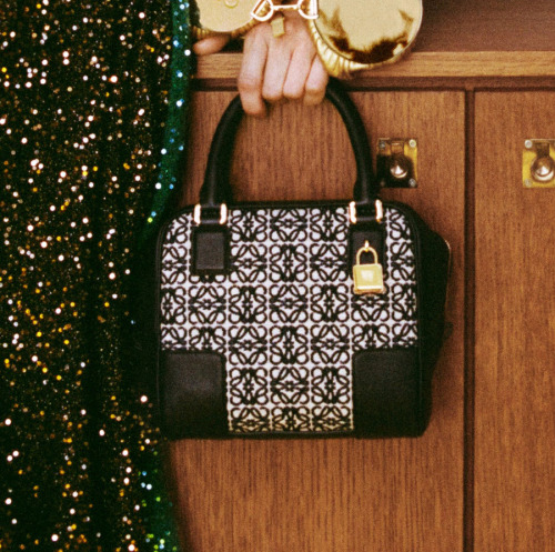 Trendy Bag for FW21: 90′s grungy key-locket adorn bag.Loewe, Celine, Tom Ford, Schiaparelli, Louis V