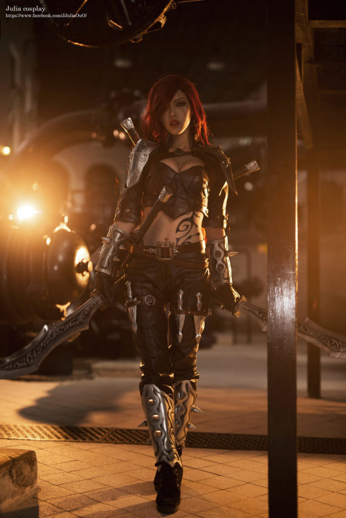 league-of-legends-sexy-girls:   Katarina Cosplay   O oO <3