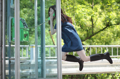 leslieseuffert:  Natsumi Hayashi  ”A sweet-looking Japanese girl who, one day, decided to take self-portraits..of herself levitating. She can be spotted in and around Tokyo, equipped with her SLR and her self-timer. When she feels the moment strike,