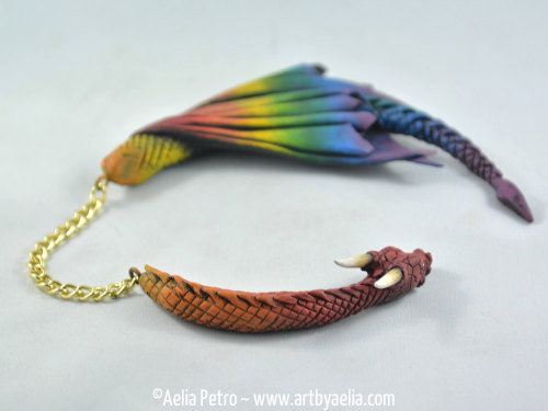 pearsnose: sweetheart-sona:  graphicallyill:  myresin:  sosuperawesome:  Dragon necklaces, bracelets