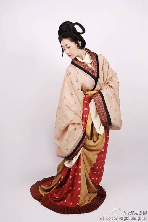 oliverhaze:oliverhaze:The Restoration of Traditional Chinese clothing/Hanfu of Jin Dynasty from裝束復原團