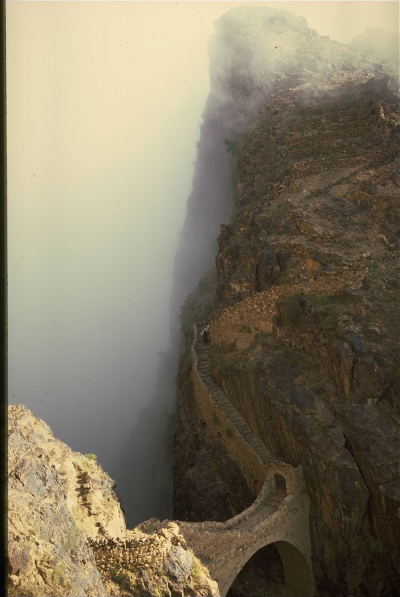 arabiafelixx:جسر الشهاراة، اليمن. تصوير كولارت هرفي، ١٩٨٩Al Shaharah bridge, Yemen. Photographed by Collart Hervé, 1989