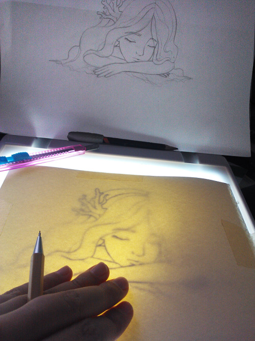 Here it is another little illustration. As usual I trace the sketch on cotton paper on my light box.