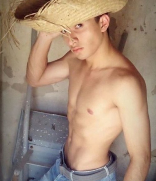 https://sexyboysbeingsexy.tumblr.com/post/119500747679