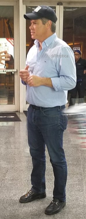 dilferotica:Concert daddy Looking good in those jeans!